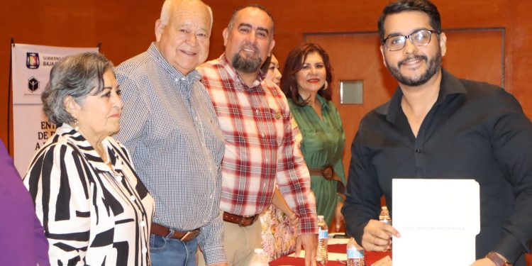 ENTREGA ICATEBCS 39 CONSTANCIAS A COMUNIDADES ESCOLAR Y ADMINISTRATIVA DE LOS CABOS