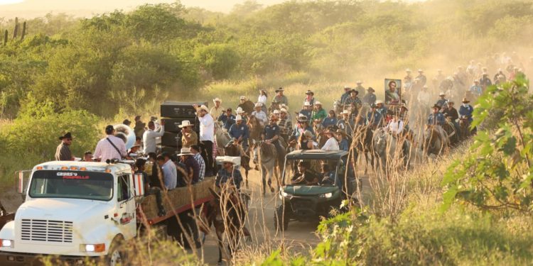 ENCABEZA CHRISTIAN AGÚNDEZ GÓMEZ TRADICIONAL CABALGATA DE LAS FIESTAS DE CABO SAN LUCAS 2026