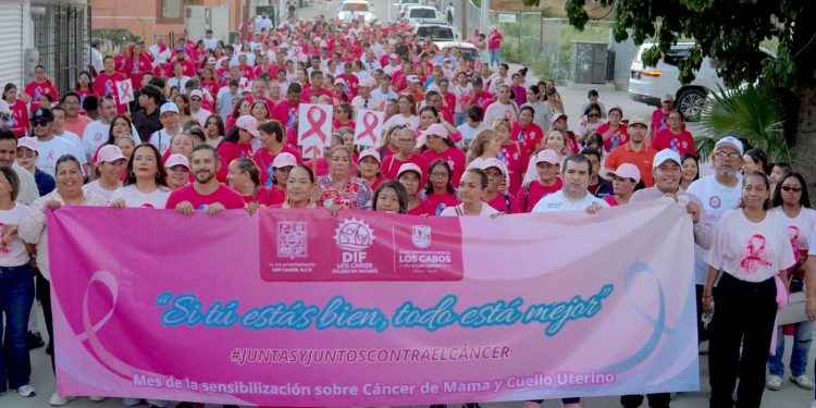 ENCABEZA SOL DELGADO MORENO MARCHA POR LA LUCHA CONTRA EL CÁNCER DE MAMA EN LOS CABOS