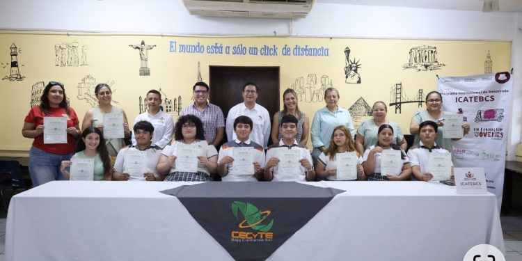 ENTREGA ICATEBCS 39 CONSTANCIAS A COMUNIDADES ESCOLAR Y ADMINISTRATIVA DE LOS CABOS