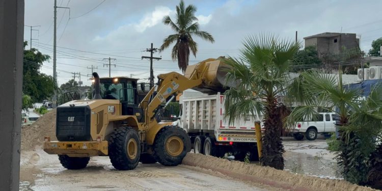 MANTIENE AYUNTAMIENTO DE LOS CABOS  OPERATIVO  PERMANENTE DE LIMPIEZA Y LIBERACIÓN DE VIALIDADES TRAS  LLUVIAS