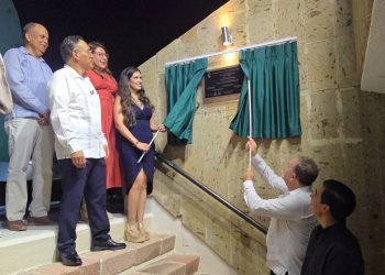 DEVELA IMSS BAJA CALIFORNIA SUR PLACA DE RECONOCIMIENTO AL TEATRO AL AIRE LIBRE