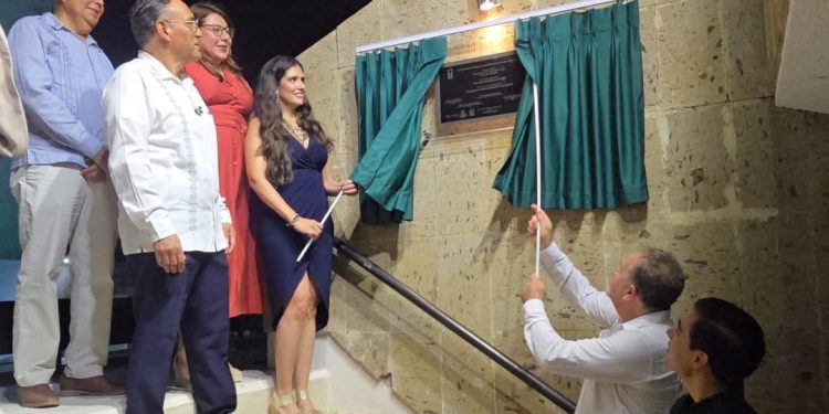 DEVELA IMSS BAJA CALIFORNIA SUR PLACA DE RECONOCIMIENTO AL TEATRO AL AIRE LIBRE