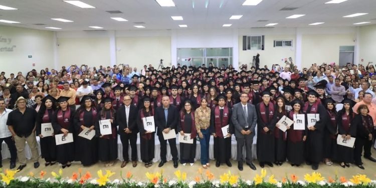 UABCS ENTREGA A LA SOCIEDAD 454 NUEVOS  PROFESIONISTAS, EN EL MARCO DE SU 50 ANIVERSARIO