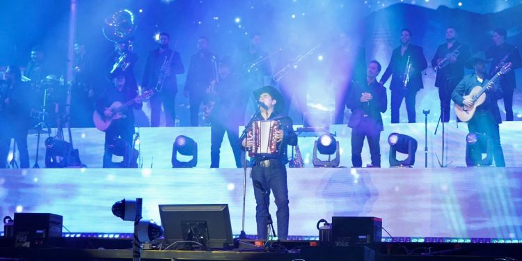 ANTE MÁS DE 90 MIL PERSONAS, ALFREDO OLIVAS CANTA CON CABO SAN LUCAS EN LAS FIESTAS TRADICIONALES 2026