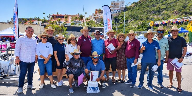 ENTREGA GOBIERNO DE BCS UN MILLÓN DE PESOS EN APOYOS AL SECTOR PESQUERO Y ACUÍCOLA DE LOS CABOS